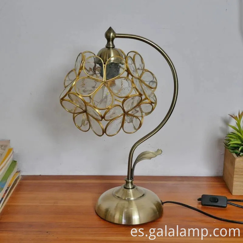 Elegante lámpara de mesa floral para un dormitorio cálido brillo